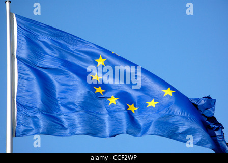 Flagge der Europäischen Union am Mast vor dem Bundeskanzleramt in Berlin. Stockfoto