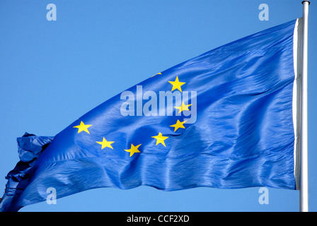 Flagge der Europäischen Union am Mast vor dem Bundeskanzleramt in Berlin. Stockfoto