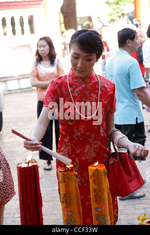 Menschen leicht Räucherstäbchen Kerze vor Gebete in einem chinesischen Tempel, chinesische neues Jahr-Festival 2012 in Bangkok Stockfoto