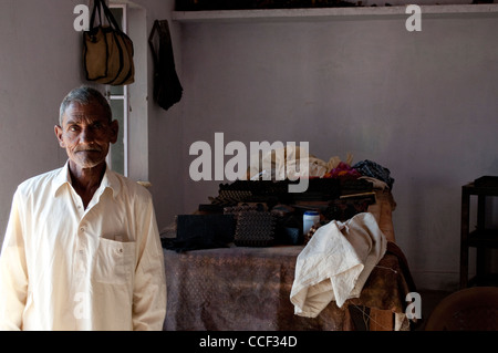 Älterer Mann im Stoff Block printing Workshop Bagru Dorf, Jaipur, Rajasthan, Indien Stockfoto