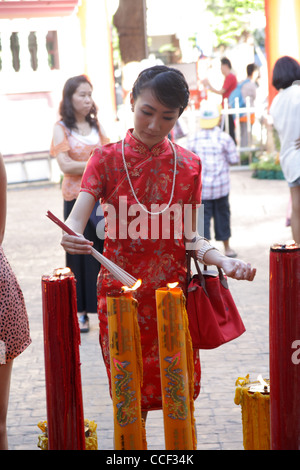 Menschen leicht Räucherstäbchen Kerze vor Gebete in einem chinesischen Tempel, chinesische neues Jahr-Festival 2012 in Bangkok Stockfoto