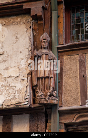 Klerikale Abbildung auf alten Haus in der mittelalterlichen Stadt von Dinan, Bretagne, Frankreich. Stockfoto