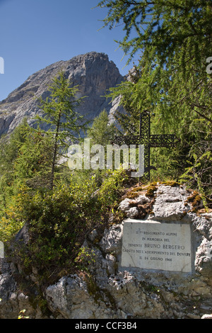 Gedenkstätte Kreuz in der Nähe von Passo Monte in den Dolomiten Italien Stockfoto