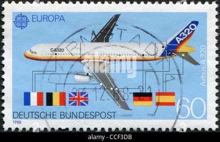 Eine Briefmarke gedruckt in Deutschland, widmet sich der Transport und Kommunikation, zeigt der Airbus A320, ca. 1988 Stockfoto