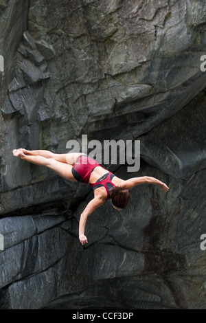 Cliff diving Athleten Anna Bader konkurriert in der WHDF European Championship 2011 mit Tauchgängen von bis zu 20m hoch bei Ponte Brolla Stockfoto