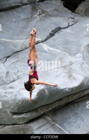 Cliff diving Athleten Anna Bader konkurriert in der WHDF European Championship 2011 mit Tauchgängen von bis zu 20m hoch bei Ponte Brolla Stockfoto