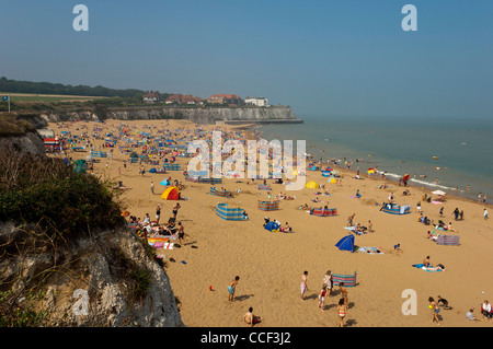 Ein überfüllter Joss Bay Beach in der Nähe von Cranbrook, Isle of Thanet, Kent, England, Großbritannien Stockfoto