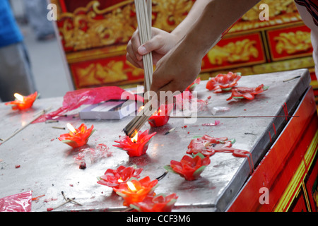 Menschen leicht Räucherstäbchen Kerze vor Gebete in einem chinesischen Tempel, chinesische neues Jahr-Festival 2012 in Bangkok Stockfoto