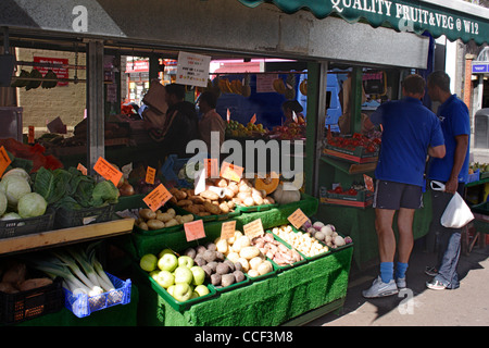 Obst und Gemüse stall Shepherds Bush Market London, September 2009 Stockfoto