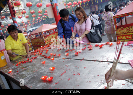 Menschen leicht Räucherstäbchen Kerze vor Gebete in einem chinesischen Tempel, chinesische neues Jahr-Festival 2012 in Bangkok Stockfoto