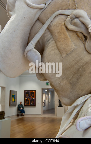 Kunst Galerie Zimmer Steward ist durch Jann Haworths Cowboy-Skulptur in den Schatten gestellt. Pallant House Gallery, Chichester. West Sussex. England Stockfoto