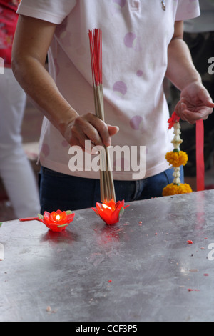 Menschen leicht Räucherstäbchen Kerze vor Gebete in einem chinesischen Tempel, chinesische neues Jahr-Festival 2012 in Bangkok Stockfoto