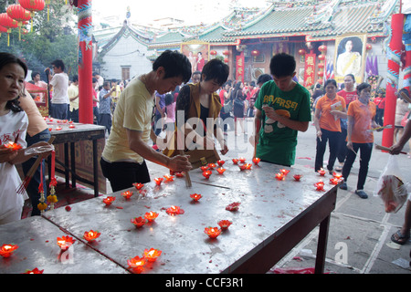 Menschen leicht Räucherstäbchen Kerze vor Gebete in einem chinesischen Tempel, chinesische neues Jahr-Festival 2012 in Bangkok Stockfoto