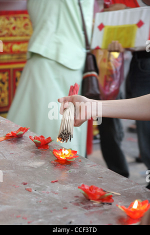 Menschen leicht Räucherstäbchen Kerze vor Gebete in einem chinesischen Tempel, chinesische neues Jahr-Festival 2012 in Bangkok Stockfoto