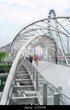 Die Helix-Brücke, früher bekannt als die Doppel-Helix-Brücke ist eine Fußgängerbrücke verbindet Marina Centre mit Marina Süd Stockfoto