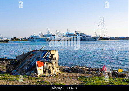 Hütte am Strand vor Super-Yachten, Paleo Faliro, Athens, Greece, Europae Stockfoto