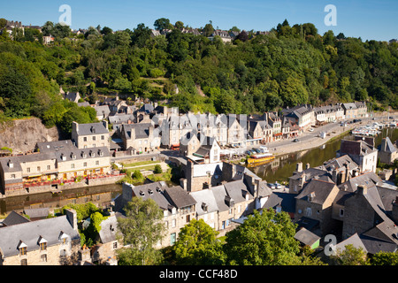 Ein Blick über die Dächer und Fluss Rance am mittelalterlichen Hafen von Dinan, Bretagne, Frankreich. Stockfoto