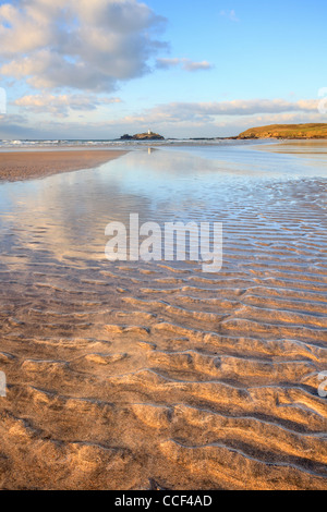 Sand Wellen am Strand von Godrevy in Cornwall führen den Blick auf den Leuchtturm und die Insel Stockfoto