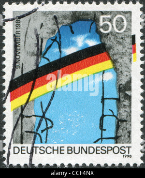 Eine Briefmarke gedruckt in Deutschland, widmet sich der erste Jahrestag des Falls der Berliner Mauer, circa 1990 Stockfoto