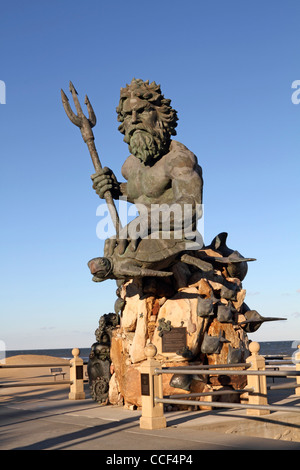 Bronzestatue des Neptun an der Strandpromenade von Virginia Beach, Va, gegossen. Stockfoto