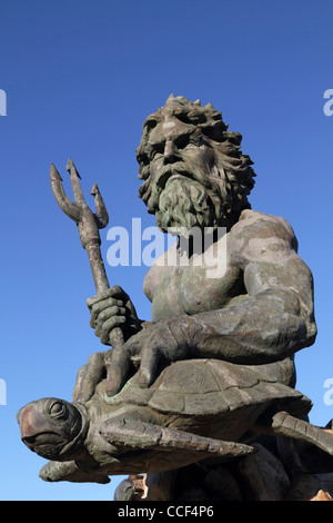 Eine Nahaufnahme einer Cast Bronze Statue des Neptun an der Strandpromenade von Virginia Beach, Va. Stockfoto