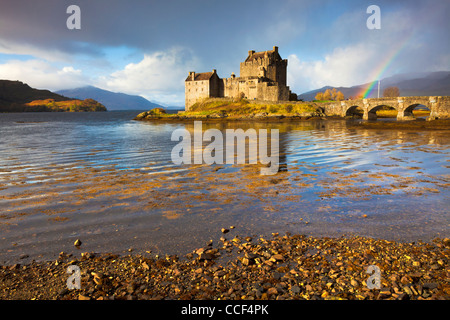 Eilean Donan Castle in der Nähe von Dornie auf dem Weg zur Isle Of Skye Stockfoto