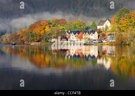 Kenmore spiegelt sich in Loch Tay, Schottland.  Erfasst am Morgen einen stimmungsvollen Herbst Stockfoto