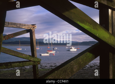 Boote am Menai Strait mit Snowdonia im Hintergrund gesehen unterhalb Beaumaris Pier Anglesey North Wales UK Stockfoto