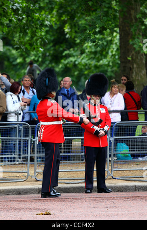 Irische Wachen im Dienst in der Pall Mall vor dem Trooping die Farbe Zeremonien, London, England 2011 Stockfoto