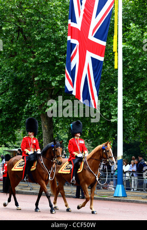 Irish Guards Offiziere zu Pferd weitergeben Pall Mall vor Trooping the Colour, London, England 2011 Stockfoto