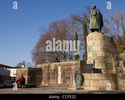 Statue von der ersten portugiesischen König D. Afonso Henriques in Guimaraes, Portugal Stockfoto