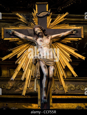 Antike Statue des gekreuzigten Jesus Christus Stockfoto