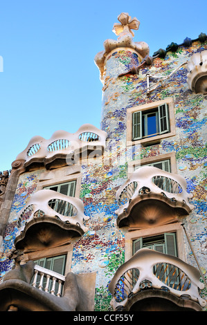 Barcelona, Spanien. Casa Batllo (Antoni Gaudi: 1904-06) im Passeig de Gracia. Detail der Fassade Stockfoto