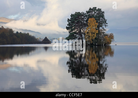 Loch Tay in der Nähe von Kenmore in Perthshire, Schottland.  Gefangen auf einer stimmungsvollen Morgen im Oktober Stockfoto