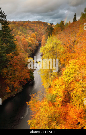 Der Pass von Killiecrankie gefangen genommen von der Straßenbrücke über den Fluss Garry mit einem Regenbogen in der Ferne Stockfoto