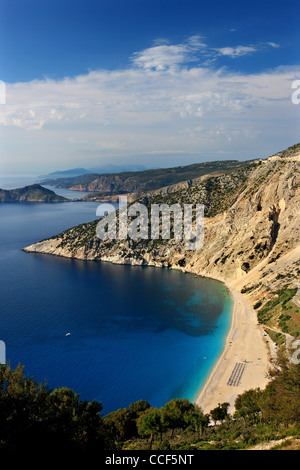 Weltberühmten Myrtos Strand auf der Insel Kefalonia. In dieser kleinen Halbinsel im Hintergrund sehen Sie Assos-Dorf. Griechenland Stockfoto