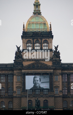 Nationalmuseum mit Porträt des späten Präsidenten Václav Havel nach Staatsbegräbnis Prag Tschechische Republik Europa EU Stockfoto