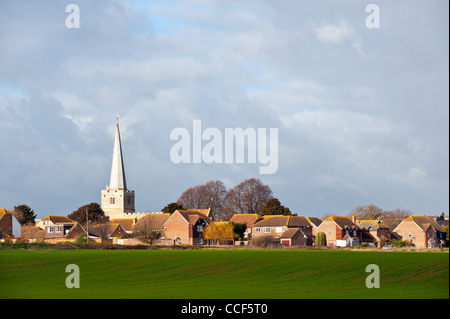 Der Kirchturm einer Kirche im Dorf Hoo St Werburgh in Kent in England im Vereinigten Königreich. Stockfoto