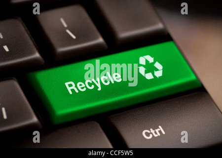 Recycling-Symbol auf einer Computertastatur Stockfoto