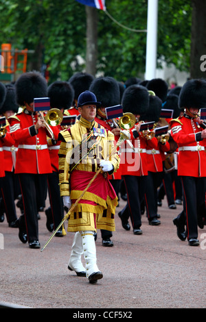 Kapellmeister und Brass Band des irischen und Coldstream Guards marschieren entlang Pall Mall während Trooping the Colour, London, England 2011 Stockfoto