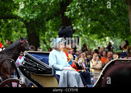 Queen Elizabeth II. Und Prince Philip, die während der Trooping the Colour Paraden, London England, in Kutsche die Pall Mall entlang fahren. Juni 11th 2011 Stockfoto