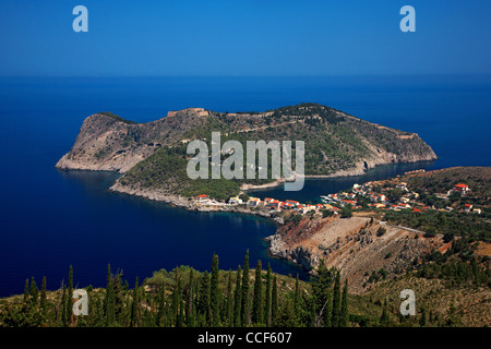 Assos (oder "Asos") eines der schönsten Dörfer von Kefalonia, mit seinem Schloss auf der kleinen Halbinsel. Griechenland Stockfoto