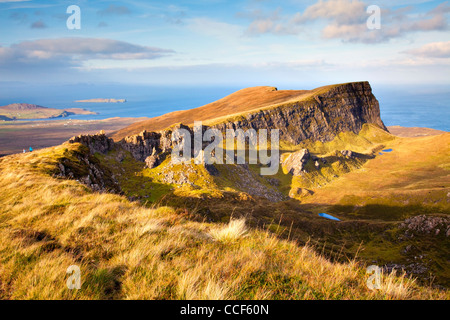 Trotterish Ridge gebadet im Abendlicht am Fir Bhreugach, Teil der beliebten Quiraing-Rundweg auf der Isle Of Skye Stockfoto