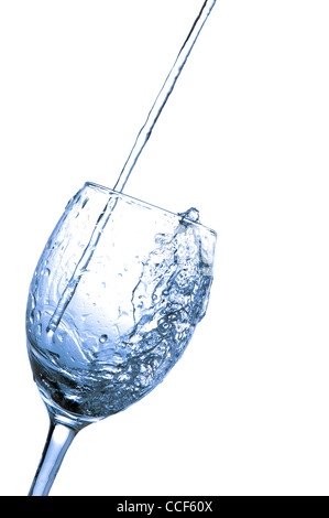 Frisches Wasser gegossen in Glas Wein isoliert auf weißem Hintergrund Stockfoto