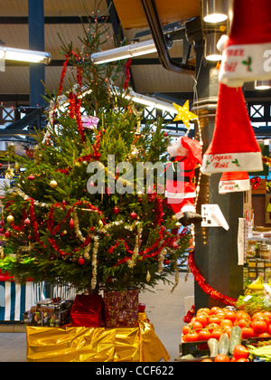 Markthalle in Weihnachten im La Chapelle, Paris Frankreich, Dez 2011 Stockfoto