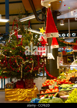 Markthalle in Weihnachten im La Chapelle, Paris Frankreich, Dez 2011 Stockfoto