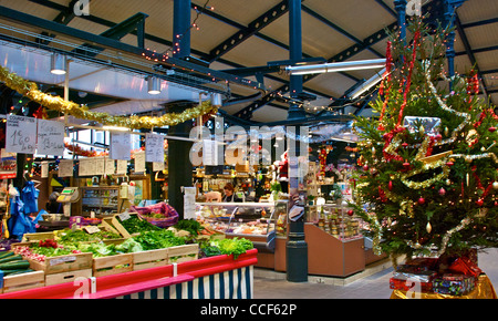 Markthalle in Weihnachten im La Chapelle, Paris Frankreich, Dez 2011 Stockfoto