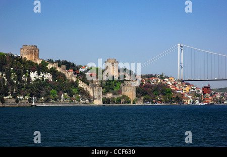 Die Rumeli Hisari (Festung) am schmalsten Punkt Bosporus auf der europäischen Seite von Istanbul, Türkei. Stockfoto