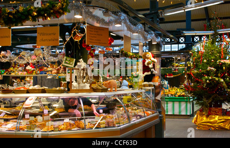 Markthalle in Weihnachten im La Chapelle, Paris Frankreich, Dez 2011 Stockfoto