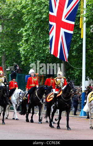 Haushalt Kavallerie Life Guards vorbei an Pall Mall während Trooping the Colour, London, England 2011 Stockfoto